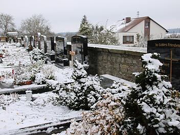 Auf diesem Grab wurde eine 34-Jährige schwer verletzt, weil ein Grabstein auf ihr Bein stürzte. Foto: Archiv/Ralf Ruppert