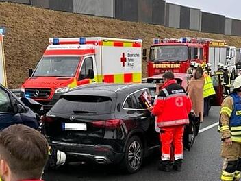 A3 bei Erlangen: Massenkarambolage auf Autobahn - Sechs Verletzte A3 bei Erlangen: Massenkarambolage auf Autobahn - Sechs Verletzte