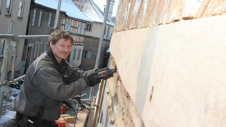 Zimmermann Reiko Teumer arbeitet am alten Fachwerk.