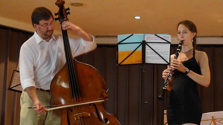 Christian Hellwich, Kontrabassist und Mitglied der Bamberger Symphoniker, musiziert gemeinsam mit seiner Schülerin Lucie Meissner aus Ebern. Foto: Sabine Meißner