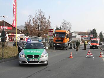 Auf Höhe des Rewe-Marktes in Stadtsteinach ereignete sich der schreckliche Unfall. Fotos: Sonja Adam