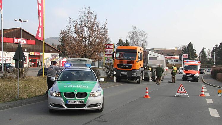 Auf Höhe des Rewe-Marktes in Stadtsteinach ereignete sich der schreckliche Unfall. Fotos: Sonja Adam