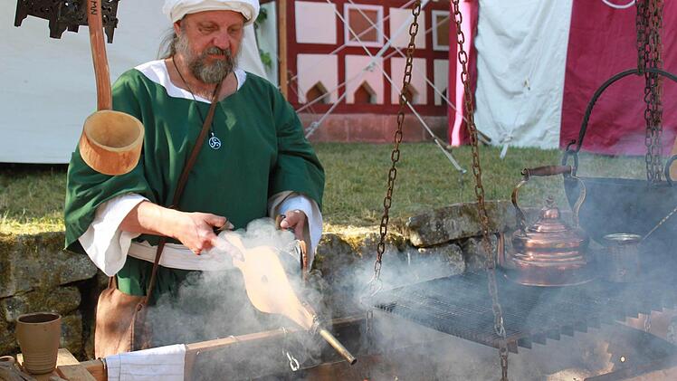 Ein Essen gelingt auch ohne Elektro-Herd, dafür über dem Feuer.