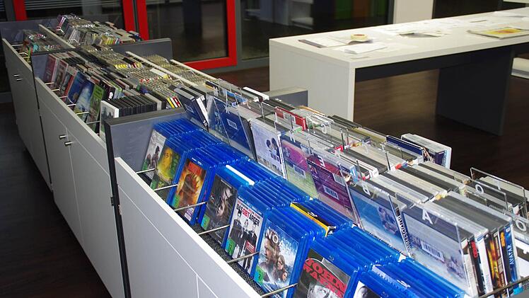 Es gibt nicht nur Bücher, sondern auch DVD und CD. Foto: Marco Meißner