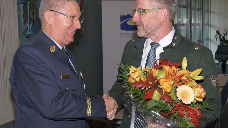 Landrat Michael Busch (SPD) gratuliert Kreisbrandrat Manfred Lorenz (links) zur Wiederwahl. Foto: Berthold Köhler