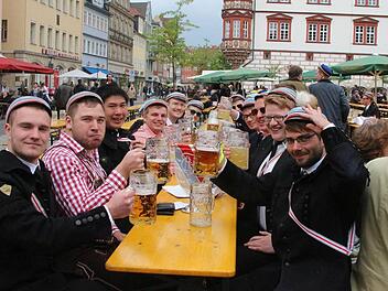 Die Landsmannschaft Alemannia-Silesia aus Clausthal-Zellerfeld gönnt sich auf dem Marktfest eine letzte Maß zum Abschied von Coburg. Foto: Ulrike Nauer