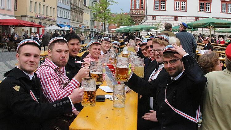 Die Landsmannschaft Alemannia-Silesia aus Clausthal-Zellerfeld gönnt sich auf dem Marktfest eine letzte Maß zum Abschied von Coburg. Foto: Ulrike Nauer