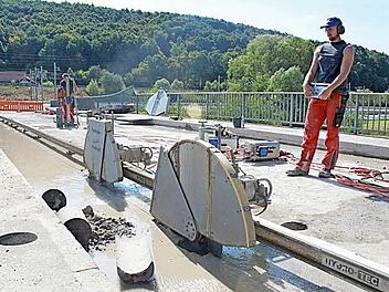 Manuel Bosse steuert die Kreissägen, mit denen die Brücke zerschnitten wird. Foto: hak