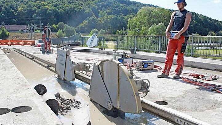 Manuel Bosse steuert die Kreissägen, mit denen die Brücke zerschnitten wird. Foto: hak