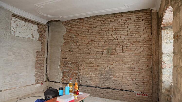 Mahlzeit: Das künftige Wohnzimmer ist erst noch mal Essraum für die Handwerker.Foto: Barbara Herbst