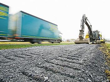 Seit Montag werden die ersten Arbeiten für die geplante Brücke über die Rodach sichtbar: Kurz hinter dem Marktrodacher Rewe-Markt entsteht eine behelfsmäßige Straße, die den Zugang zum eigentlichen Baubereich ermöglichen soll. Foto: Marian Hamacher
