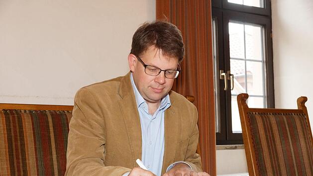 Heiko Wingenfeld, Oberb&uuml;rgermeister der Stadt Fulda, tr&auml;gt sich in das Goldene Buch der Stadt Hammelburg ein. Foto: Arkadius Guzy
