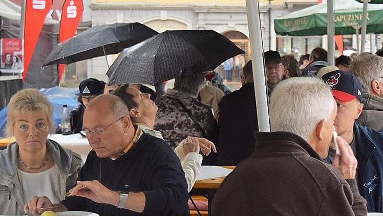Die Coburger rücken unter den Schirmen zusammen und trotzen so dem Regen am Samstagabend - der Kloß schmeckt trotzdem.  Fotos: Daniela Pondelicek