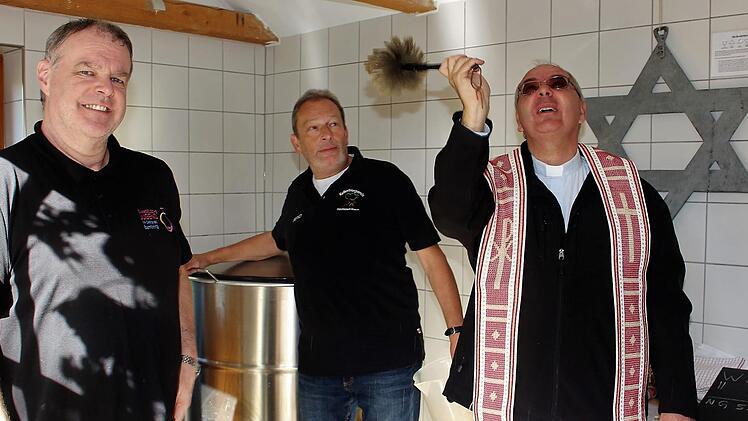 Bei der Segnung: Pfarrer Gottfried Schlee, Bernd Guthruf, Dekan Kilian Kemmer (von links).  Fotos: Evi Seeger
