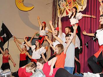 Piratinnen eröffneten den Bunten Abend des Sportvereins Eintracht  Rannungen. Schon sie konnten die Zuschauer in der Turnhalle begeistern.  Foto: Dieter Britz