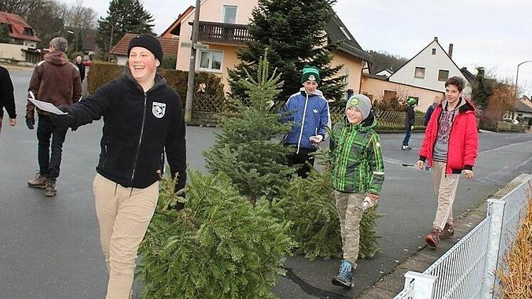 In Gremsdorf sammelte die Fischerjugend die Christbäume ein - Spenden für die Jugendabteilung wurden gerne genommen.  Foto: privat