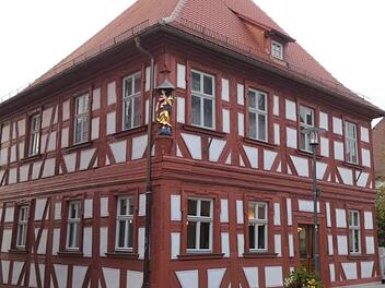 F&uuml;r die Instandsetzung des Geb&auml;udes, in dem das Gasthaus T&ouml;pfla ist, erhielt Mirjam Wellein die Denkmalschutzmedaille.  Foto: privat