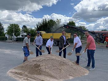 Spatenstich zur Erneuerung des Parkplatzes am Kindergarten St. Michael in Heroldsbach Foto: Gemeinde Heroldsbach