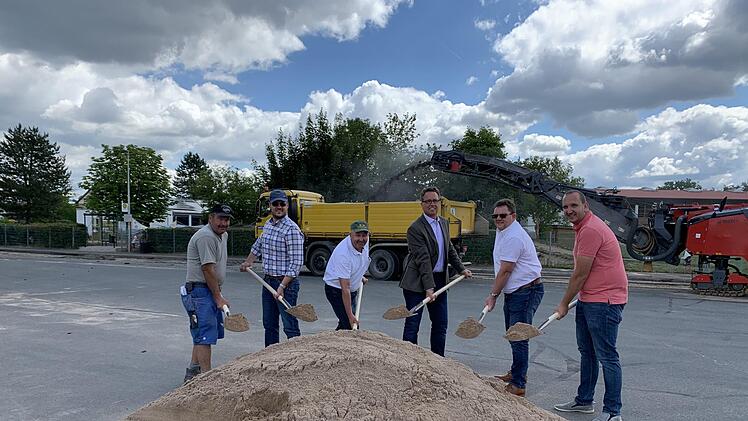 Spatenstich zur Erneuerung des Parkplatzes am Kindergarten St. Michael in Heroldsbach Foto: Gemeinde Heroldsbach