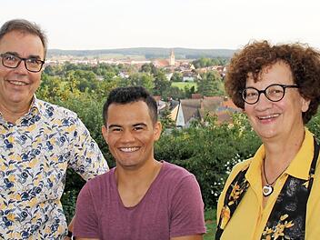 Alireza (Mitte) mit seinen Gasteltern Christian Schmidt und Ulrike Opfermann-Schmidt  Foto: Johanna Blum