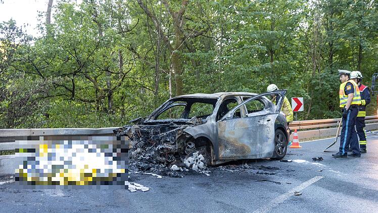 Tragischer Unfall: Motorradfahrer verbrennt nach Zusammenprall mit Auto