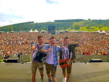 Kirchaich: Dorfrocker sorgen mit Gülle-Video für Aufsehen - "das passiert mit Klima-Kleber auf Bauernhof"