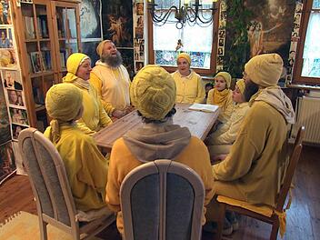 Um 4.30 Uhr schart Guru Gerhard die "Weltdiener" zur ersten Meditation um sich. Foto: WDR