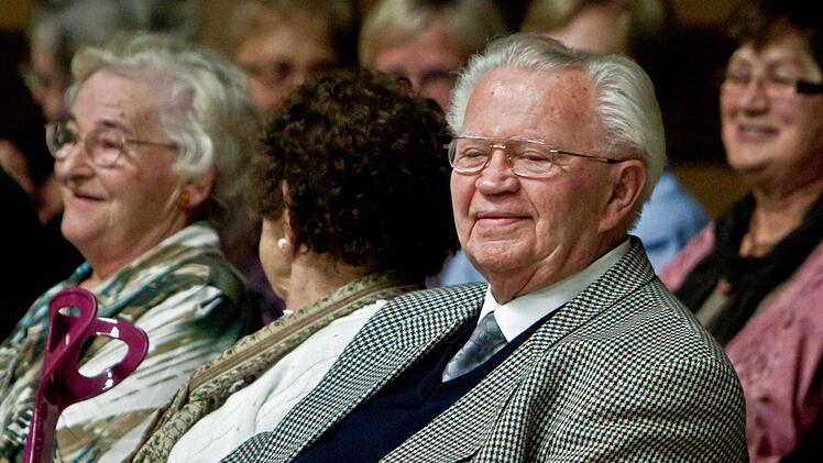 Der in Neustadt lebende Komponist Herbert Kosubek freute sich über ein klingendes Geschenk zu seinem 88. Geburtstag - die Aufführung des Musettewalzers "Blütenzauber" aus seiner Feder.
