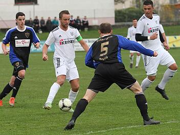 Mannschaftsführer Daniel Rinbergas (Zweiter von links) und Max Göbhardt (rechts) wollen sich zusammen mit ihren Mannschaftskameraden mit aller Macht gegen einen Sander Abstieg stemmen.