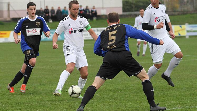 Mannschaftsführer Daniel Rinbergas (Zweiter von links) und Max Göbhardt (rechts) wollen sich zusammen mit ihren Mannschaftskameraden mit aller Macht gegen einen Sander Abstieg stemmen.