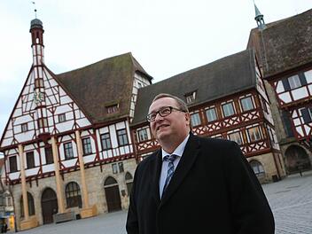 Das Rathaus ist das Ziel von Manfred Hümmer. Am 16. März will er sich zum Forchheimer Oberbürgermeister wählen lassen. Alle Fotos: Barbara Herbst