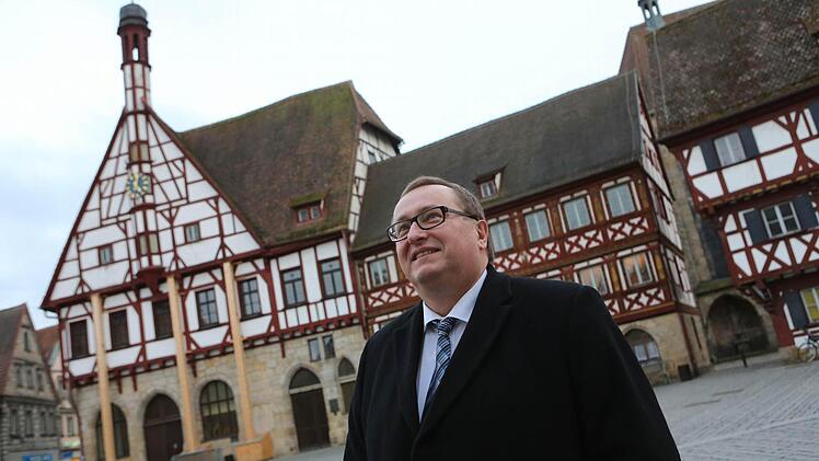 Das Rathaus ist das Ziel von Manfred Hümmer. Am 16. März will er sich zum Forchheimer Oberbürgermeister wählen lassen. Alle Fotos: Barbara Herbst