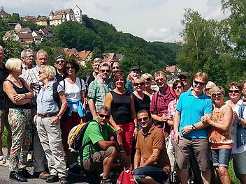 Faible für Franken: Die Alte-Herren-Abteilung des TSV Reiterswiesen wanderte in der Fränkischen Schweiz mit Blick auf Schloss Egloffstein.  Foto: Werner Vogel