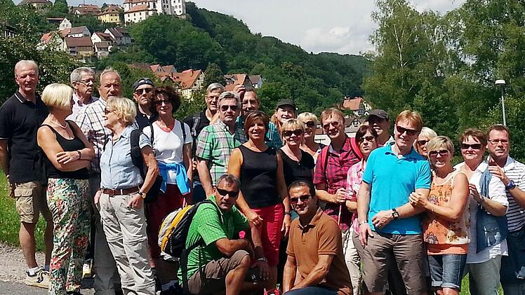 Faible für Franken: Die Alte-Herren-Abteilung des TSV Reiterswiesen wanderte in der Fränkischen Schweiz mit Blick auf Schloss Egloffstein.  Foto: Werner Vogel