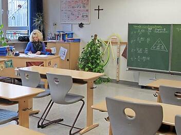 Die Klassenlehrerin der 9 a, Katja Gagel, sitzt am Buß- und Bettag vor leeren Tischen: Die Schüler haben zwar schulfrei, Lehrer haben jedoch nicht frei, sondern nutzen ihn als pädagogischen Tag. Foto: Lisa Kieslinger