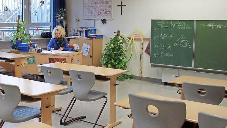 Die Klassenlehrerin der 9 a, Katja Gagel, sitzt am Buß- und Bettag vor leeren Tischen: Die Schüler haben zwar schulfrei, Lehrer haben jedoch nicht frei, sondern nutzen ihn als pädagogischen Tag. Foto: Lisa Kieslinger