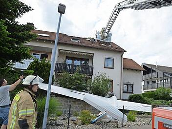 Fehlender Aufwind soll laut den Ermittlungen der Polizei die Ursache für den Segelflieger-Unfall am vergangenen Freitag in Bamberg gewesen sein. Kritik kommt aus Fliegerkreisen: Der Pilot habe womöglich zu spät reagiert.  Foto: Ronald Rinklef