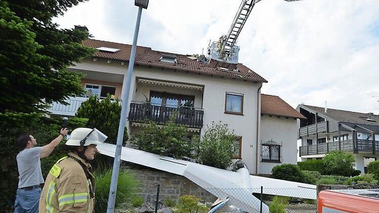 Fehlender Aufwind soll laut den Ermittlungen der Polizei die Ursache für den Segelflieger-Unfall am vergangenen Freitag in Bamberg gewesen sein. Kritik kommt aus Fliegerkreisen: Der Pilot habe womöglich zu spät reagiert.  Foto: Ronald Rinklef