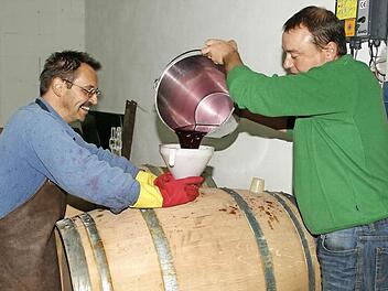 "Verheiratung" von Bier und Wein: In dem gebrauchten Bordeaux-Fass, das dem neuen Getränk noch zusätzlich einen besonderen Charakter verleihen soll, wartet das frische "Knörzla" aus der Brauerei Bayer auf den frisch abgepressten Cabernet Dorsa aus dem Weinberg von Udo Vogt.