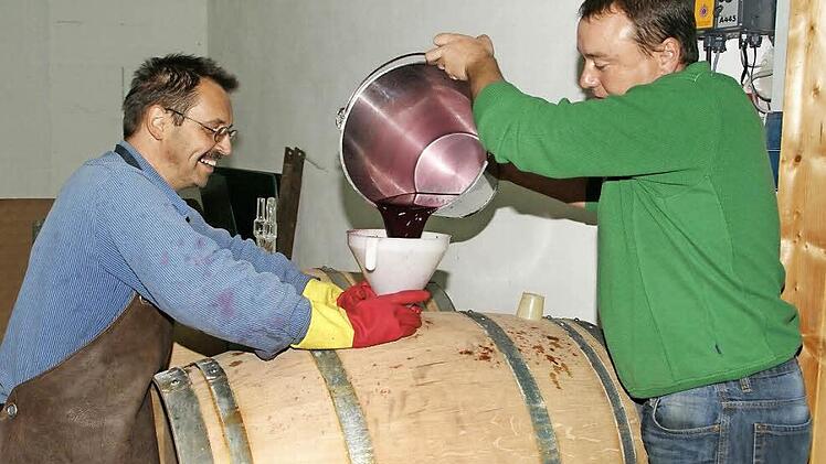 "Verheiratung" von Bier und Wein: In dem gebrauchten Bordeaux-Fass, das dem neuen Getränk noch zusätzlich einen besonderen Charakter verleihen soll, wartet das frische "Knörzla" aus der Brauerei Bayer auf den frisch abgepressten Cabernet Dorsa aus dem Weinberg von Udo Vogt.