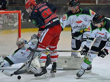 Eine starke Partie zeigten die Höchstadt Alligators um Keeper Martin Fous gegen den TEV Miesbach: In der Zwischenrunde der Eishockey-Bayernliga siegten die Mittelfranken mit 6:3.  Foto: Picturedreams