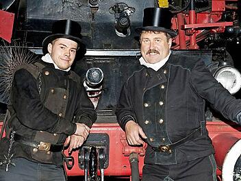 Dass Schornsteinfeger Glück bringen, weiß jedes Kind. Vor Weihnachten starten Florian und Harald Will wieder ihre Glückstour und verlosen Weihnachtssterne. Der Erlös der Aktion kommt dem Verein "Schornsteinfeger helfen krebskranken Kindern" zugute. Foto: privat