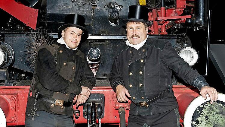 Dass Schornsteinfeger Glück bringen, weiß jedes Kind. Vor Weihnachten starten Florian und Harald Will wieder ihre Glückstour und verlosen Weihnachtssterne. Der Erlös der Aktion kommt dem Verein "Schornsteinfeger helfen krebskranken Kindern" zugute. Foto: privat