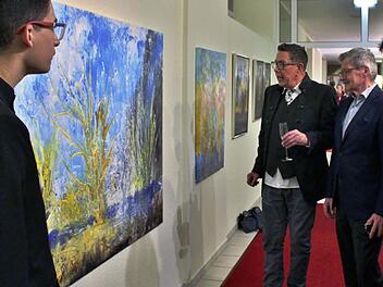 Lothar Gärtner erklärt sein Werke: (von links), Laudator Jan Hemmerich, Lothar Gärtner, Norbert Köhler, Hoteldirektor Christian Weghofer.  Foto: Werner Vogel
