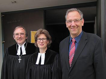 Dekan Andreas Kleefeld, Pfarrerin Kerstin Willmer und Dritter Bürgermeister Thomas Nowak kurz vor dem Einzug in die Johanneskirche zum Abschiedsgottesdienst von Pfarrerin Willmer Foto: Martin Koch