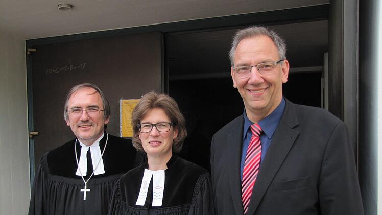 Dekan Andreas Kleefeld, Pfarrerin Kerstin Willmer und Dritter Bürgermeister Thomas Nowak kurz vor dem Einzug in die Johanneskirche zum Abschiedsgottesdienst von Pfarrerin Willmer Foto: Martin Koch