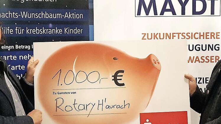 J&uuml;rgen Maydt (rechts) bei der symbolischen Scheck&uuml;bergabe an Jean Karalis vom Rotary Club Foto: privat