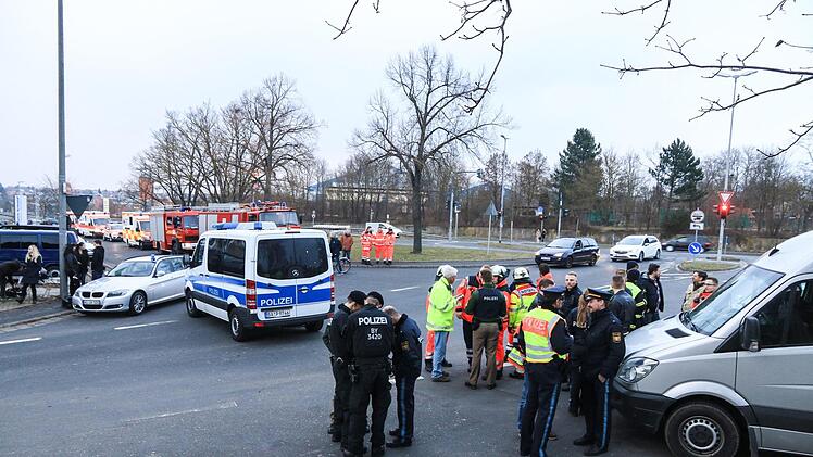 Alarm um Chemikalien-Fund in Schweinfurter Wohnunterkunft. Auch Material, dem zum Bau von Rohrbomben geeignet ist, wurde sichergestellt. Foto: NEWS5 / Merzbach