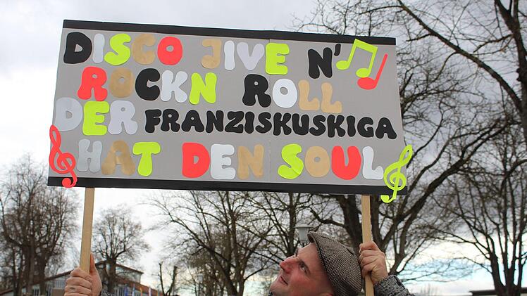 "Was steht da eigentlich drauf?", scheint sich der Schildträger hier zu fragen.