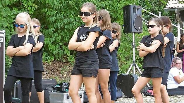 Die jungen Damen zeigen sich ganz cool. Foto: Carmen Schwind
